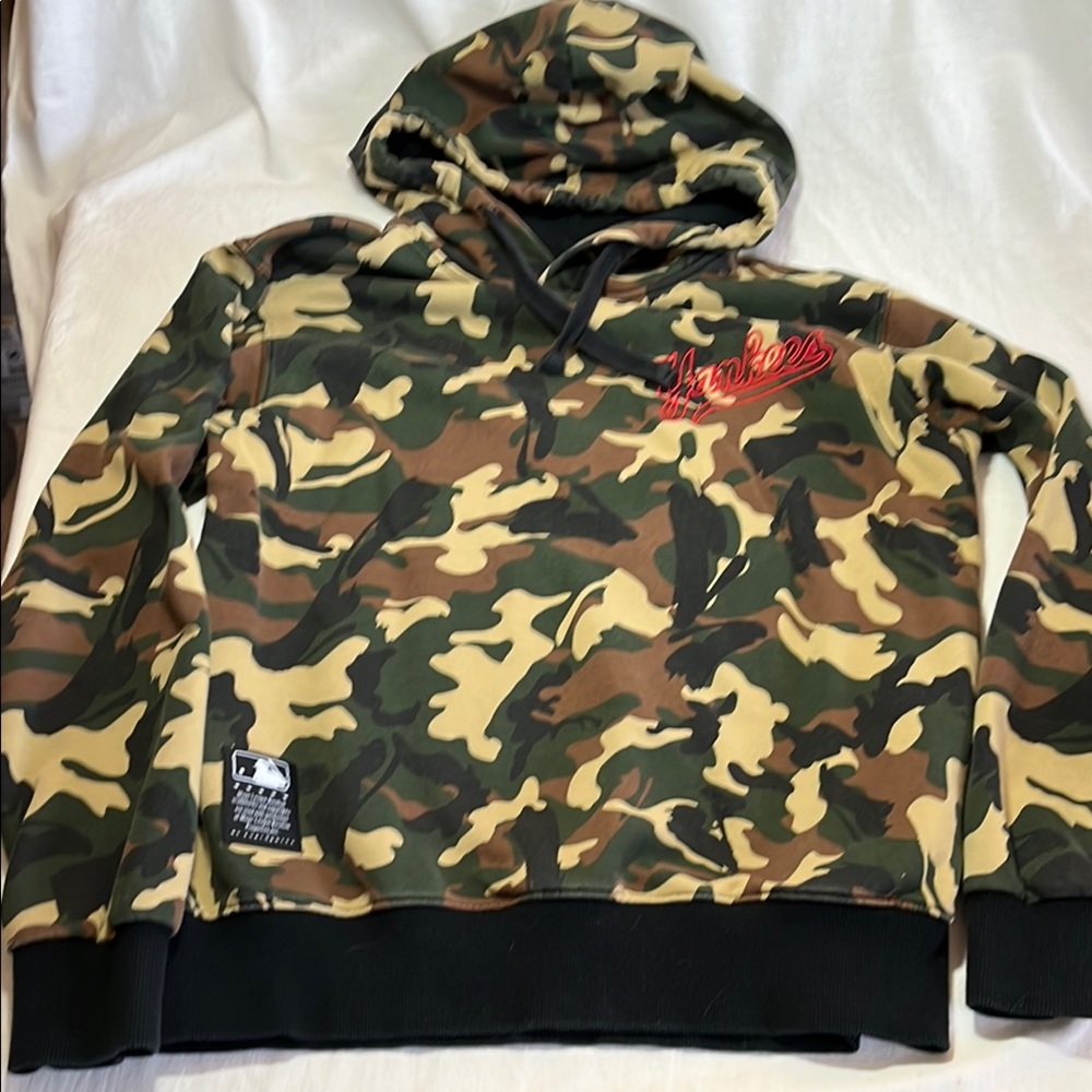 Yankees MLB Camouflage Hoodie size medium (youth 16)